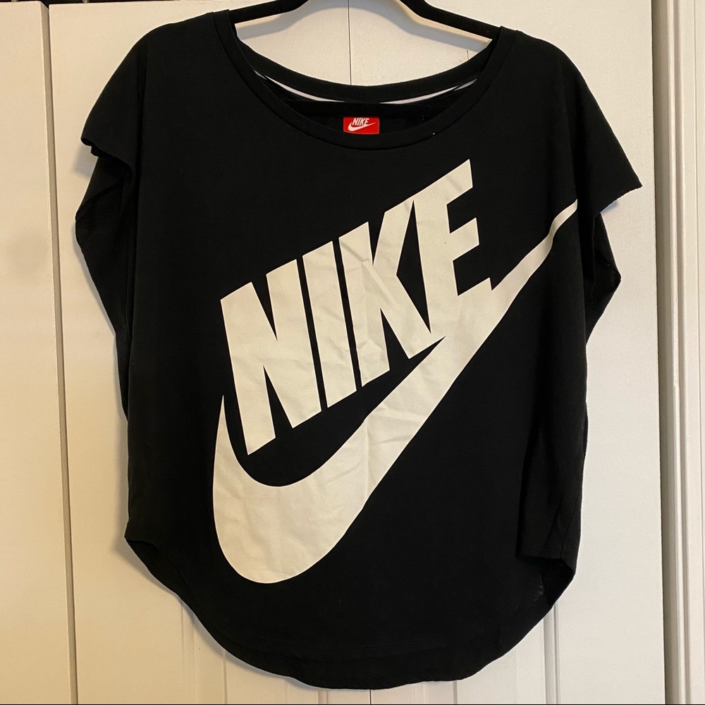 Nike Loose Fit Scoop Waistline Graphic Tee - M